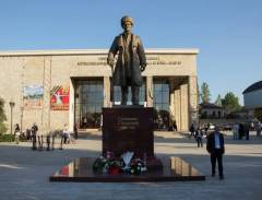 В Дербенте открыли памятник Сулейману Стальскому (Фоторепортаж)