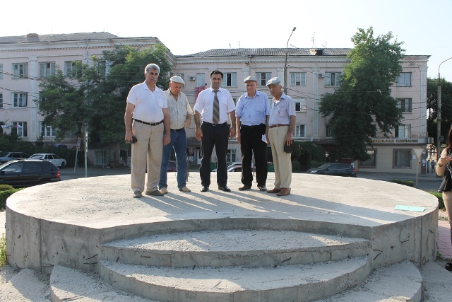 Лезгинские общественники посетили место строительства памятника Михаилу Лезгинцеву (Фоторепортаж)