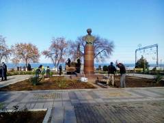 Памятник Сулейману Стальскому огражден (Баркалла ЛезгиЯр)