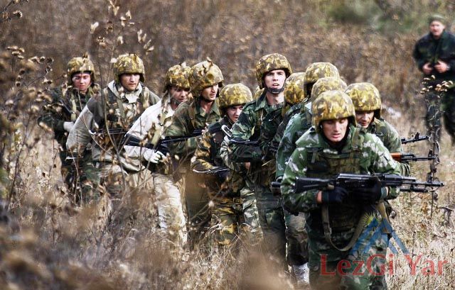 Россия перебрасывает войска и технику к границе с Азербайджаном