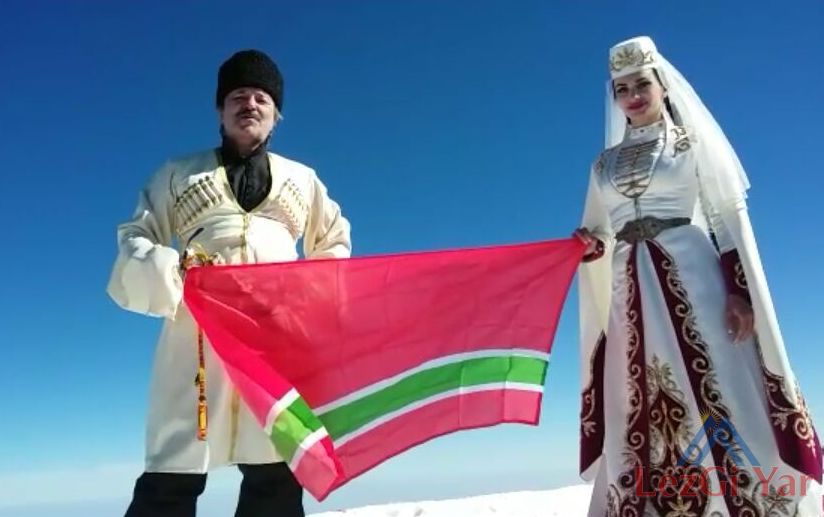 Танец на вершине Эльбруса может войти в Книгу Рекордов Гиннесса (С лезгинским флагом)