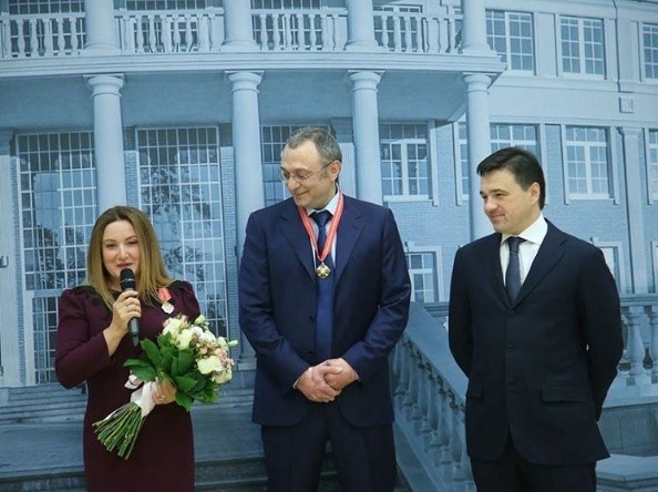 Губернатор Подмосковья Андрей Воробьёв вручил награду Сулейману и Фирузе Керимовых