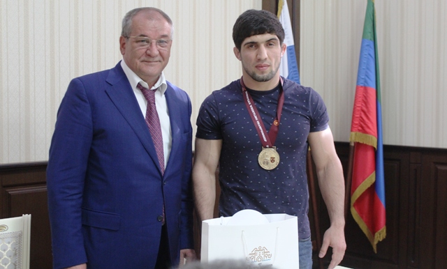 Малик Баглиев вручил денежное вознаграждение Даурену Куруглиеву