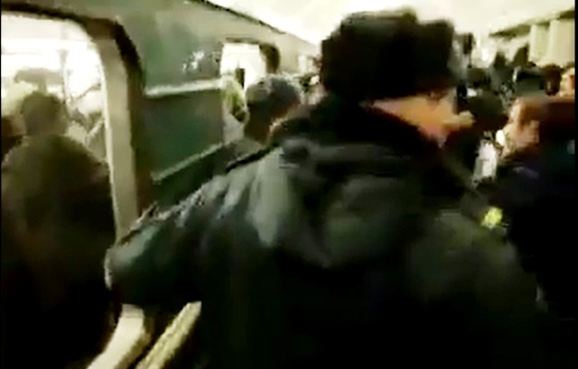 Русские националисты бьют нерусских в московском метро (Видео)