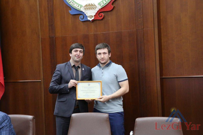 Анатолий Карибов наградил лезгинского журналиста