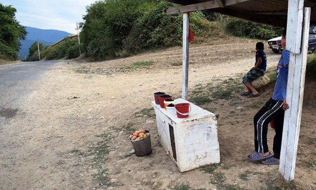 Немецкий турист: «На трассе Куба-Кусар дети играют со смертью»