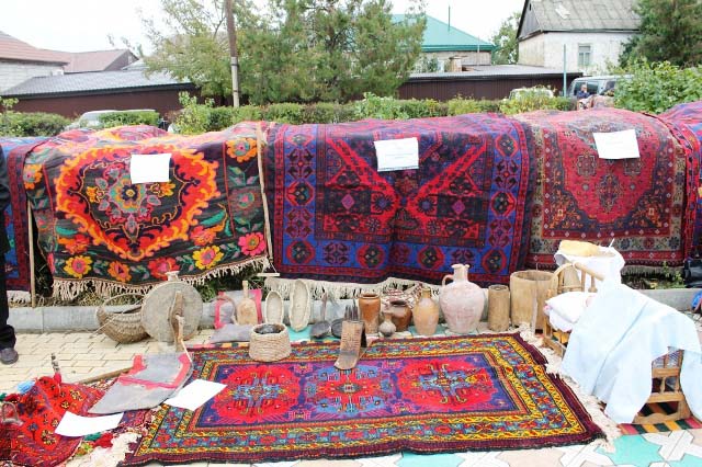 В Сулейман-Стальском районе прошла выставка старинных лезгинских ковров
