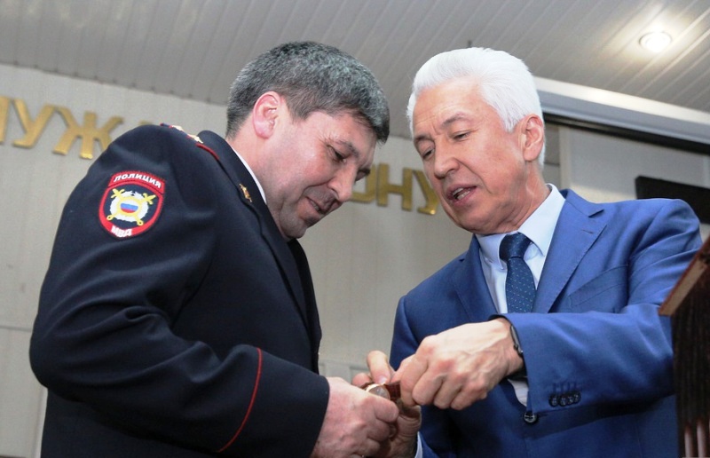 «За блестяще выполненную задачу» Ахмед Кулиев получил памятный подарок от врио Главы Дагестана
