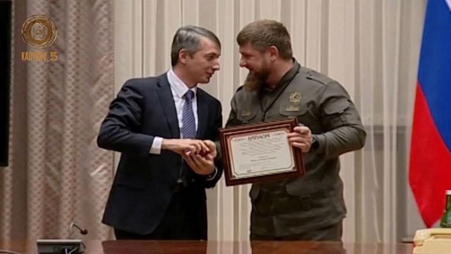 Эльхан Сулейманов вручил золотую медаль Рамзану Кадырову