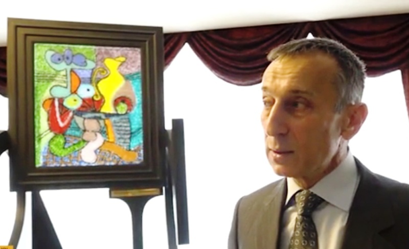 Лезгинский художник Намик Сафиханов создает картины из стеклянной крошки (Видео)