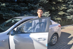 Меценат Азиз Яралиев подарил Руслану Аскерову автомобиль марки Kia Rio
