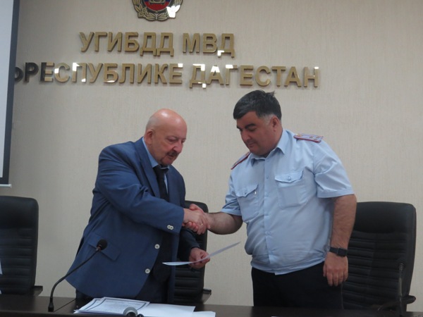 Сафаралиев наградил автоинспекторов