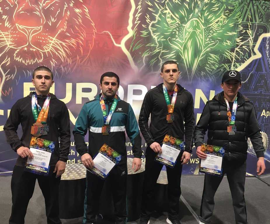 Спортсмены из Сулейман-Стальского района с успехом выступили на чемпионате Европы по пауэрлифтингу