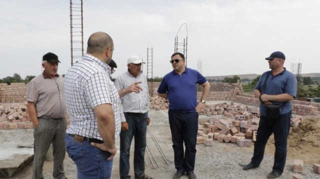 Фарид Ахмедов осмотрел ход строительства новой школы (Видео)