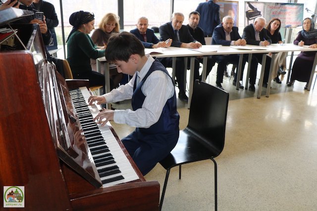 В Ахтах юные пианисты показали себя во всей красе (Фото)