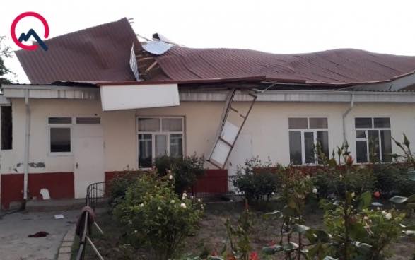 В Кусарах сильный ветер сорвал крышу школы
