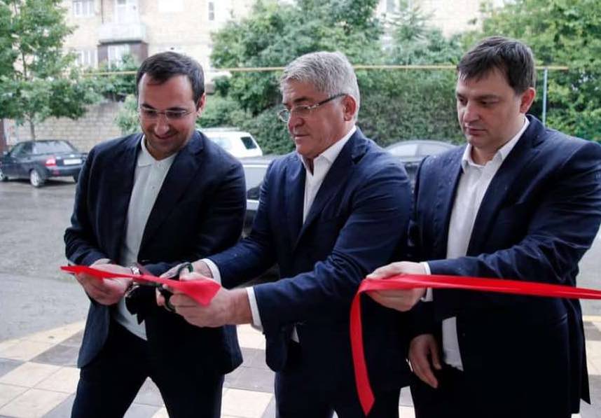 Депутат Абдулгамид Эмиргамзаев открыл новый офис Дагестанской энергосбытовой компании