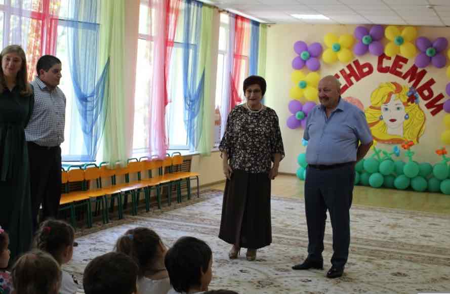 Гаджимет Сафаралиев подарил детям большой плазменный телевизор