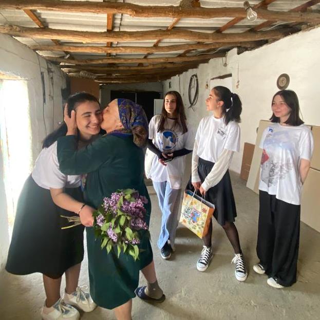 Волонтерский отряд школы Агъа-СтIал поздравили Заидат Алибегову