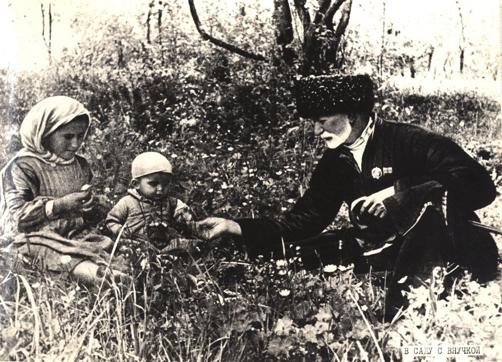 Сулейман Стальский в саду с внучкой
