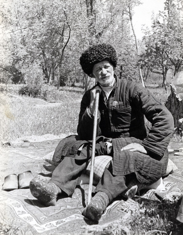 Сулейман Стальского в саду